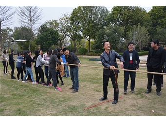 裁判吹響口哨，比賽開始